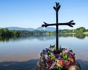 Ein festlich geschmücktes Kreuz, aufgenommen am 4. Juni 2015 in Seehausen bei der traditionellen Seeprozession zu Fronleichnam. 