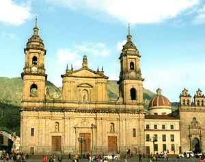 Bogota  Kathedrale von Bogota an der belebten Plaza Bolivar.